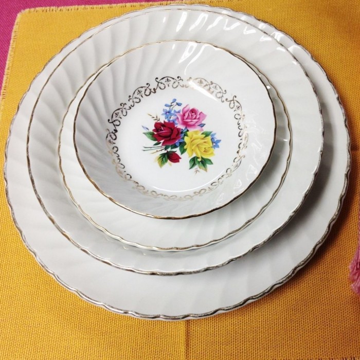 Grande assiette plate Arcopal flore • Yo la broc